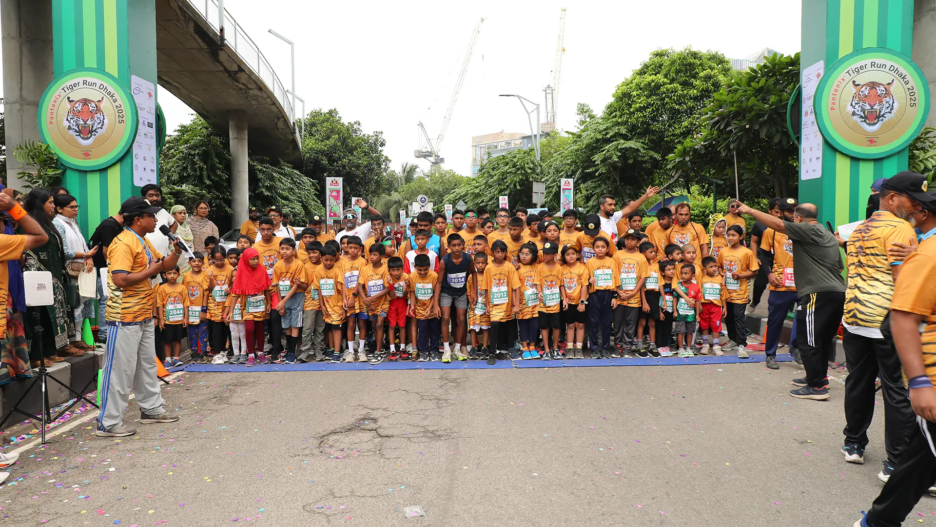 Marathon crowd running - Slide 2